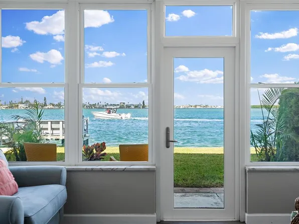 250 126th Ave APT 107, Treasure Island, FL 33706