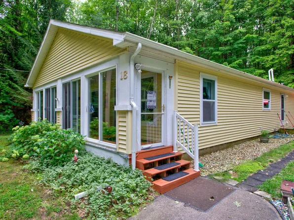 18 72nd St, South Haven, MI 49090