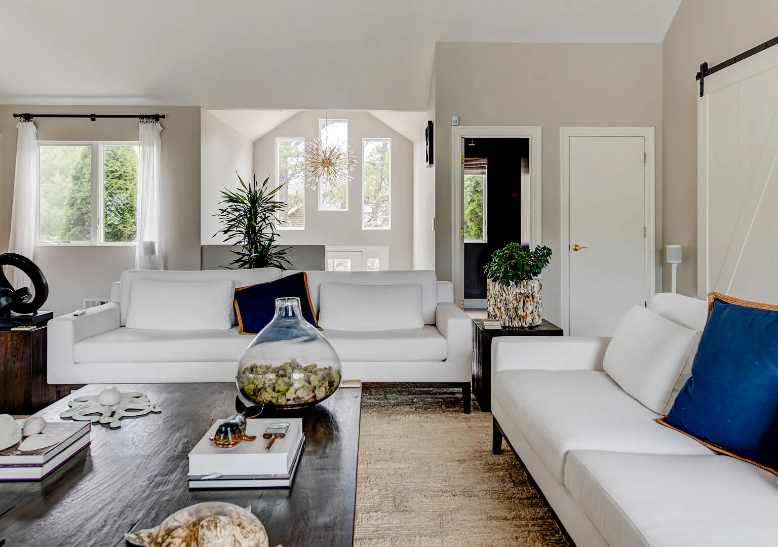 Newly Renovated, Modern home with pool — Photo 4