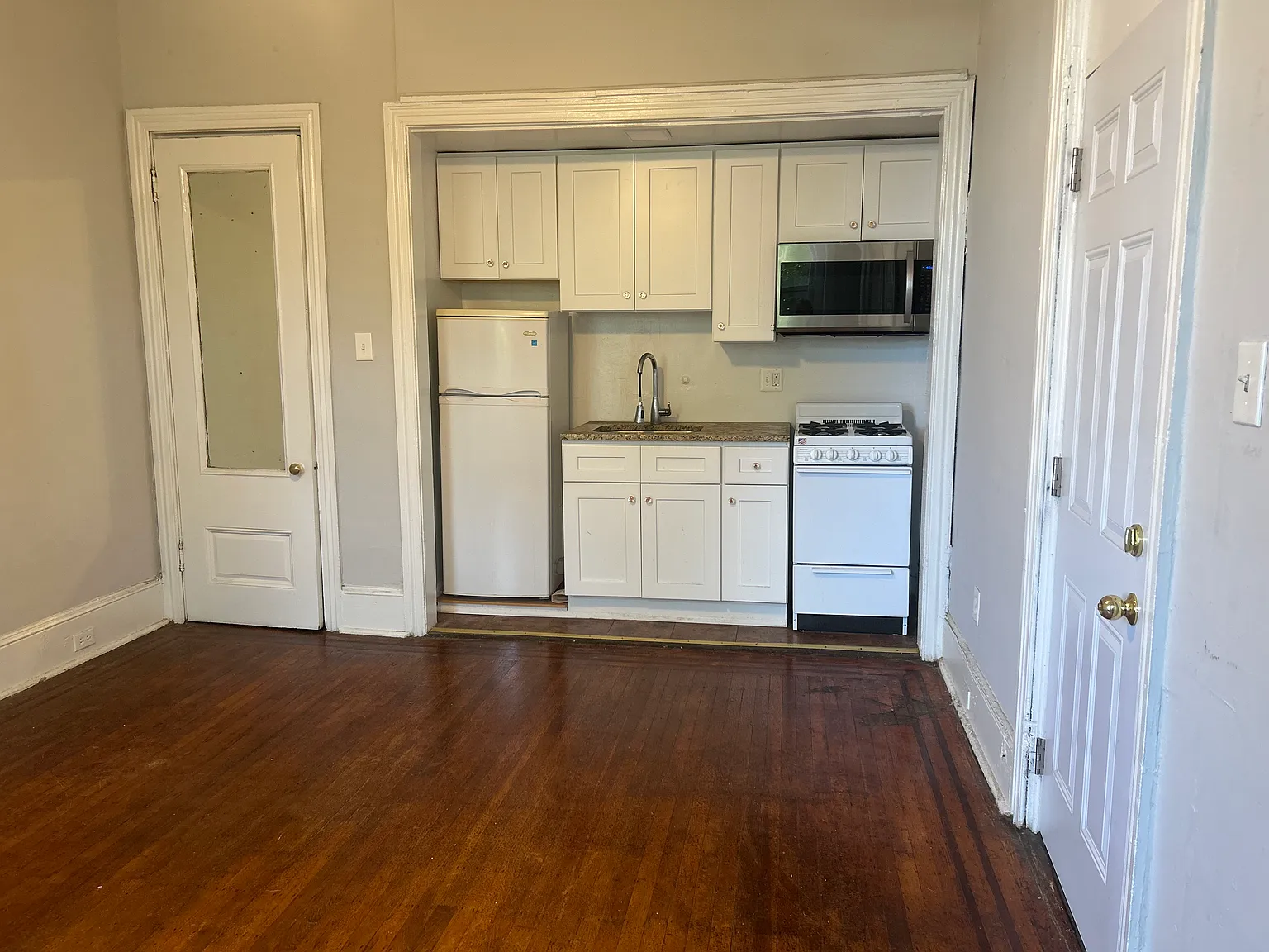 Studio, $990 — Photo 4