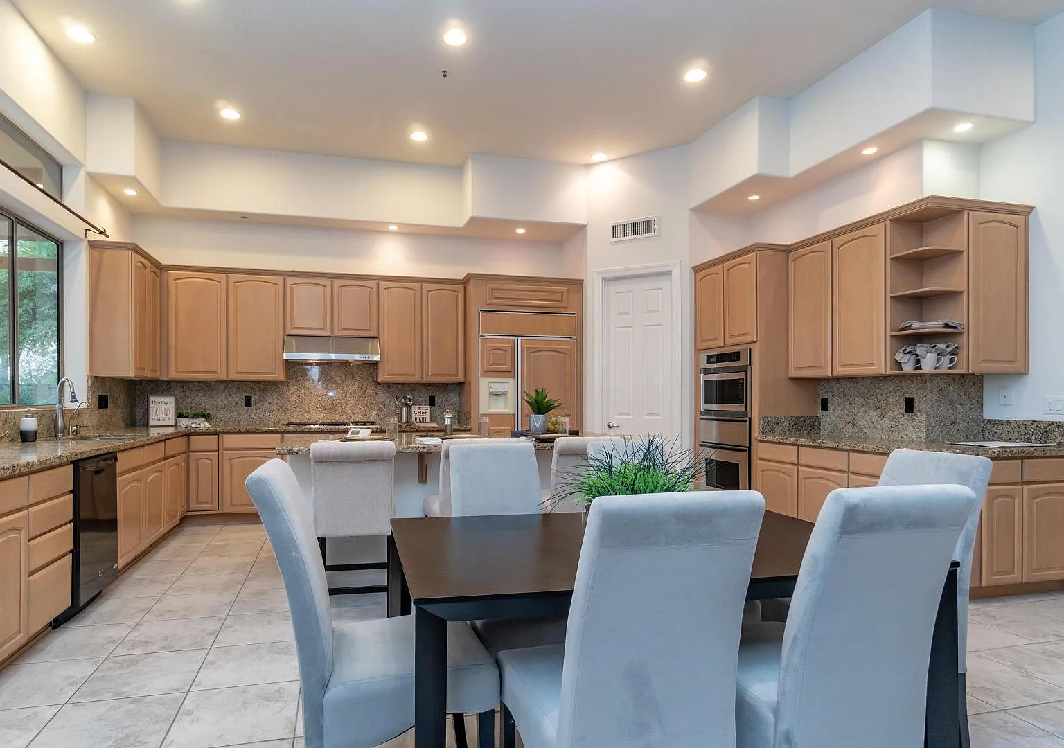 3 bed, 2.5 bath, 3900 sqft, $8,000 — Photo 4