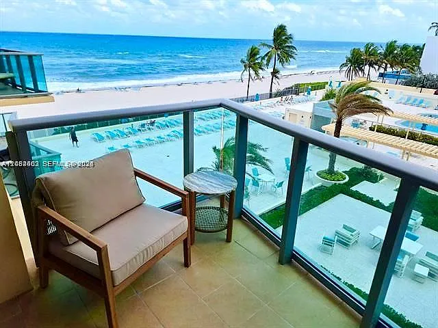 Wave Condo — Photo 1