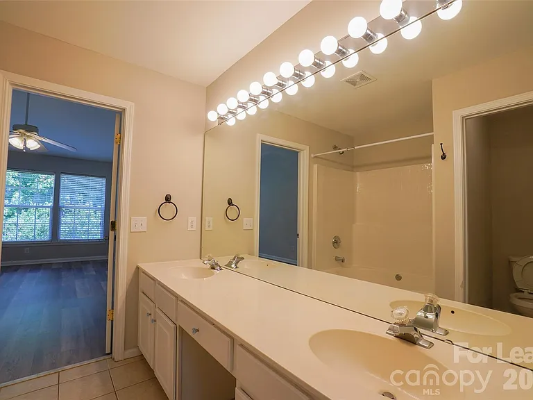 2411 Normancrest Ct — Photo 15