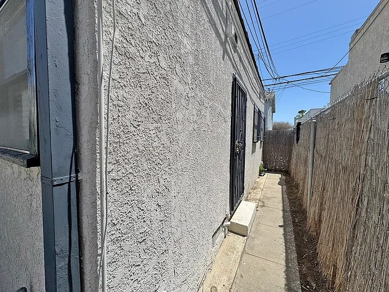 1048 Coronado Ave #G — Photo 14