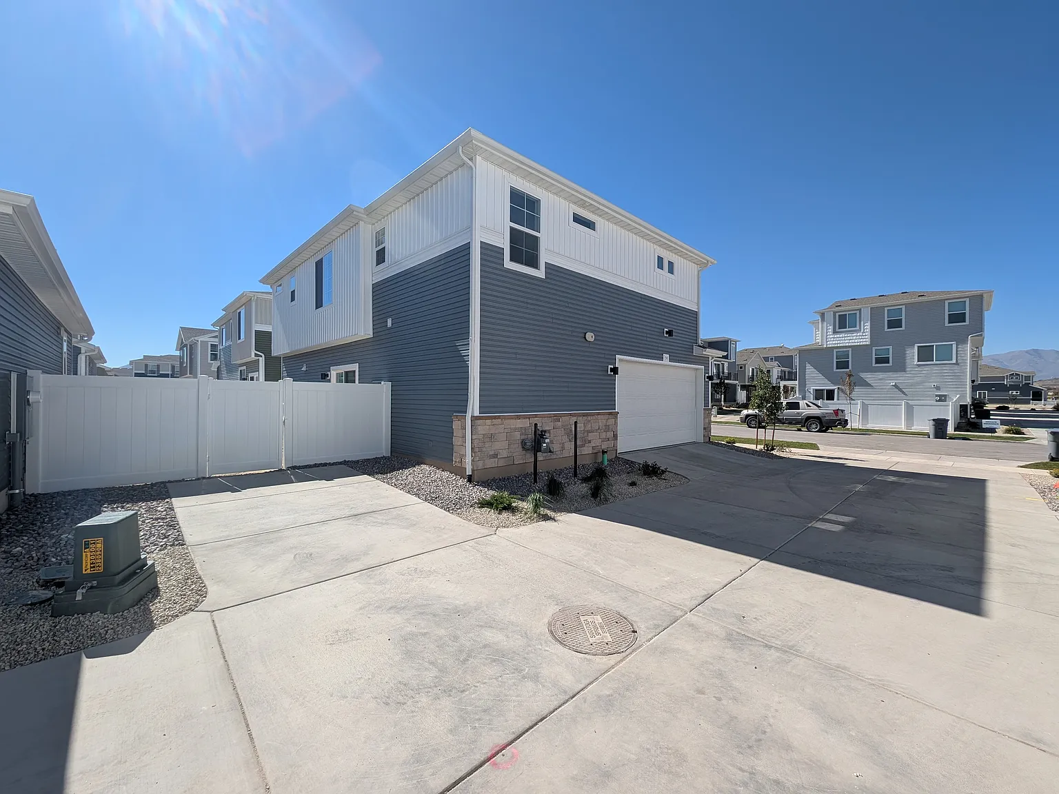 4 bed, 2.5 bath, 1938 sqft, $2,395 — Photo 4