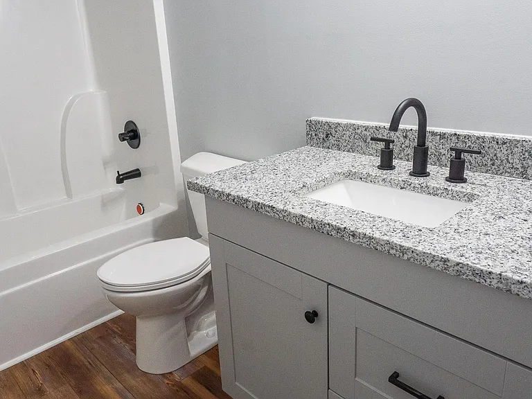 401 Locust St N — Photo 4