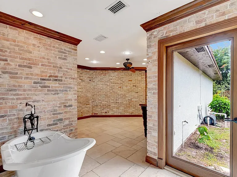 7415 Woodland Creek Ln — Photo 15