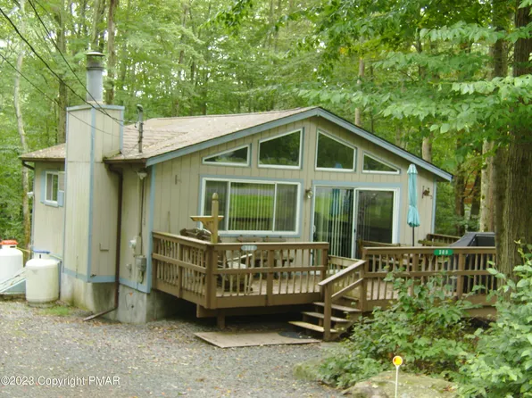300 Wyalusing Dr, Pocono Lake, PA 18347