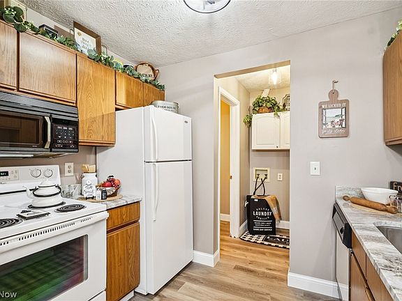 5th image of 7073 Village Dr