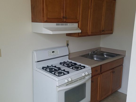 2nd image of 891 1/2 N Gordon St