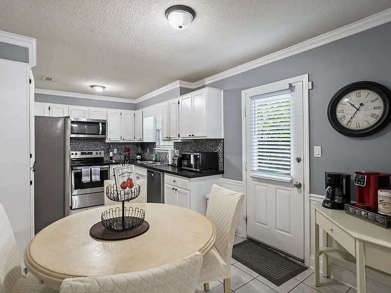 736 Maple Dr SE — Photo 2