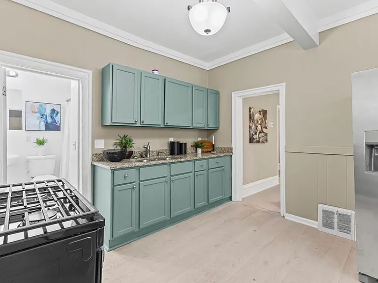811 Queen Ave N #1 — Photo 7