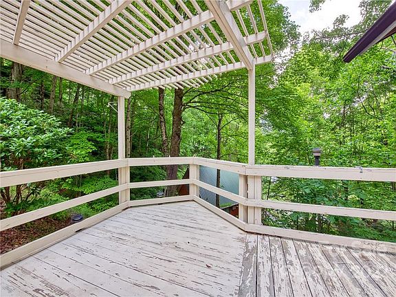 4th image of 38 Ivy Ln