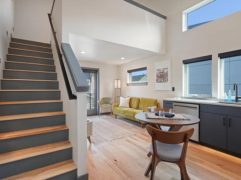 36 SW Roosevelt Ave #2 — Photo 9