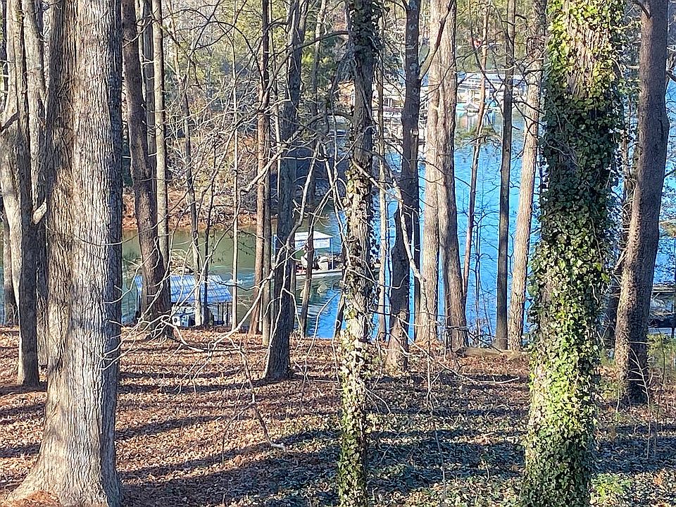 2nd image of 3225 Lakeside Dr