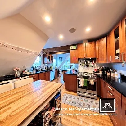 3 bed, 2.0 bath, 1418 sqft, $5,100 — Photo 1
