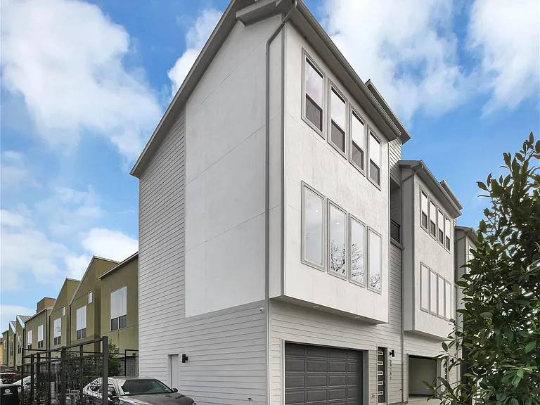 2916 Cline St — Photo 1