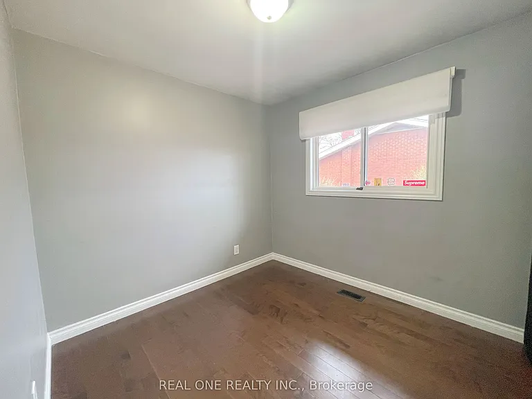 138 Welbourn Dr #UPPER — Photo 15