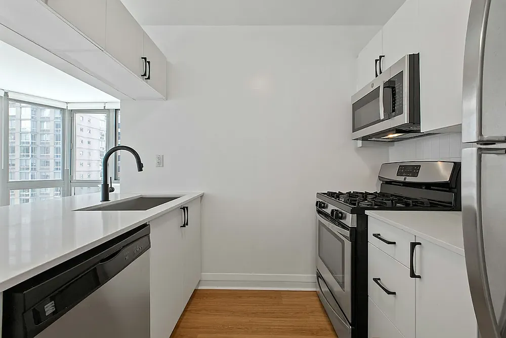 800 6th Avenue — Photo 1