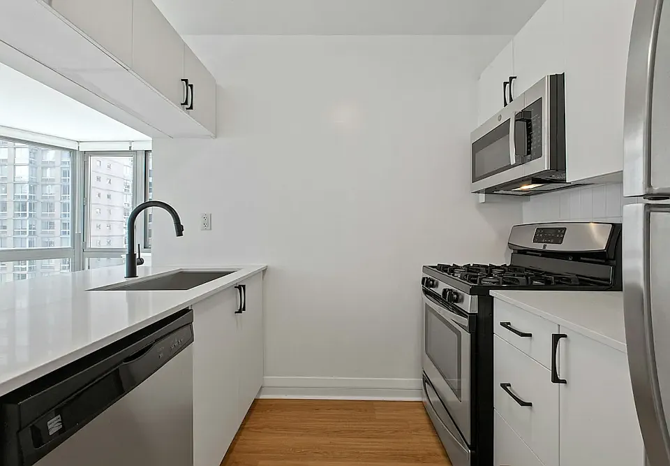 800 6th Ave #17B
