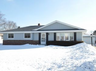 6164 S 39th St, Greenfield, WI 53221
