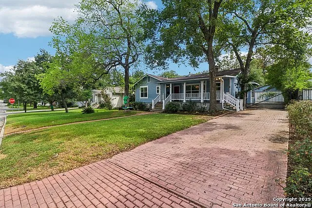 3 bed, 3.5 bath, 2322 sqft, $4,300 — Photo 3