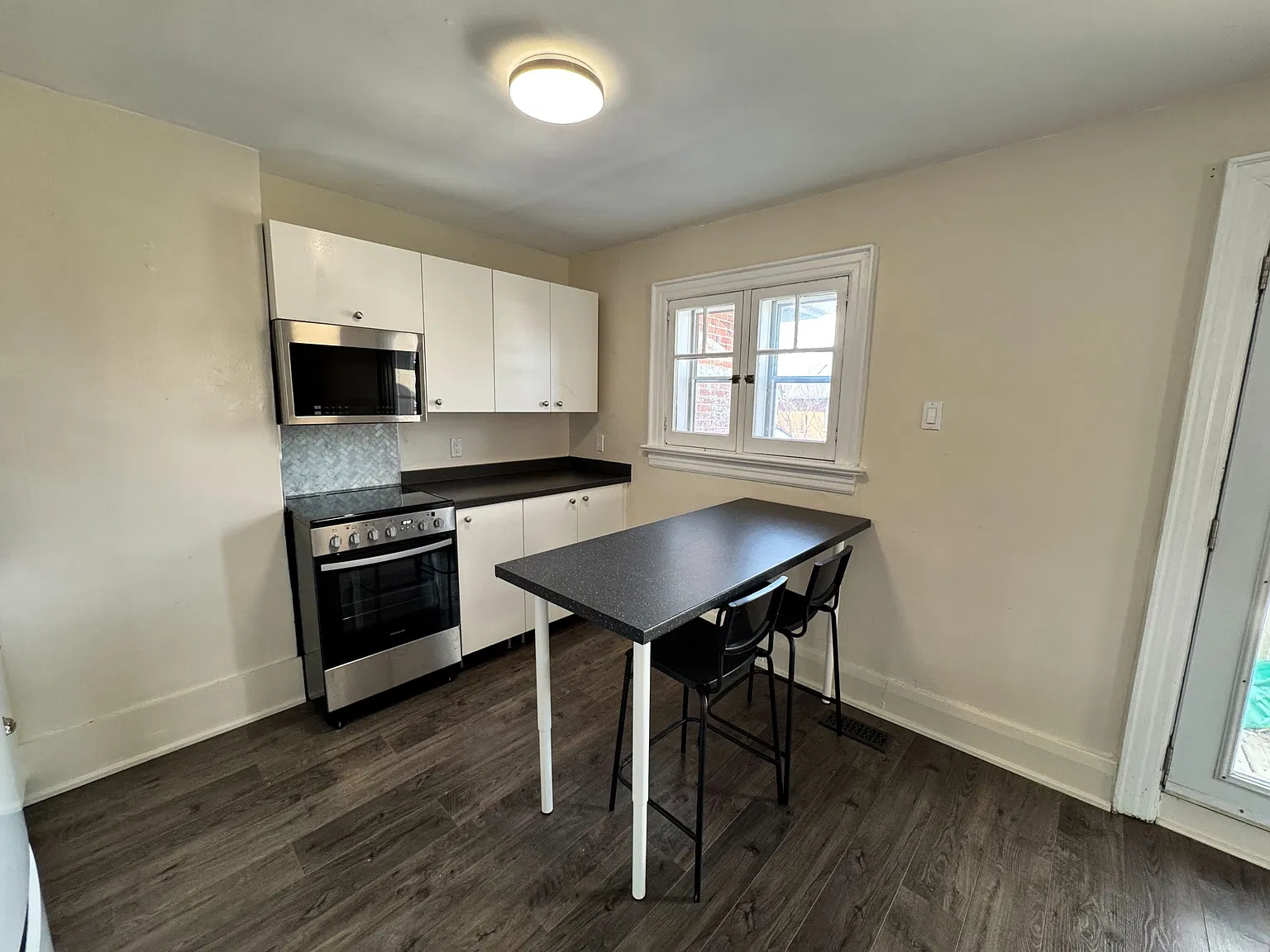 Cozy Loft-Style 1 Bed Apartment on Owen St. — Photo 4