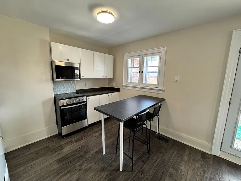 82 Owen St — Photo 4