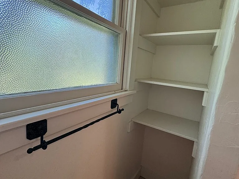 509 W Creek St — Photo 37