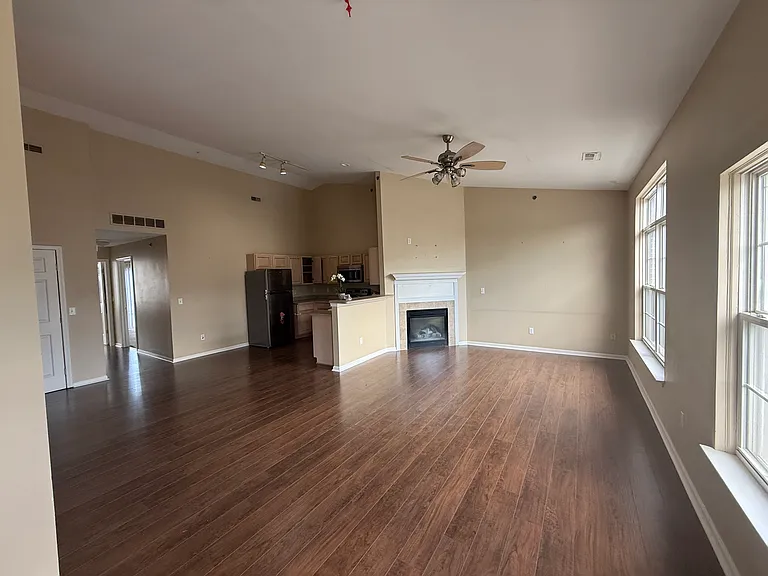 14586 Vauxhall Dr — Photo 4