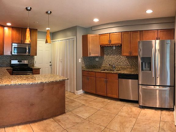 4th image of 910 Brush Hill Ln