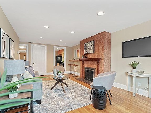 3rd image of 1-3523 Tappan St #1