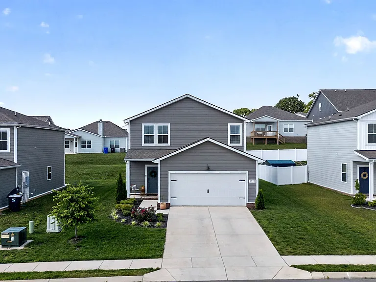 3912 Sadie St — Photo 1