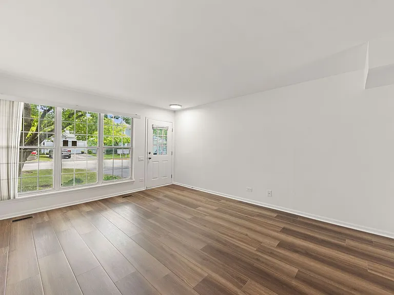 182 Half Moon Cir — Photo 3