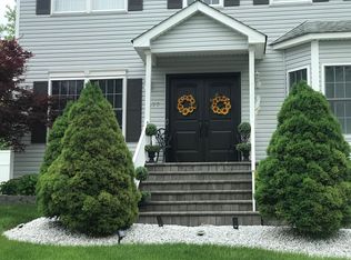 2077 Independence Dr, New Windsor, NY 12553