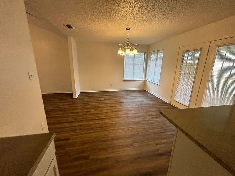 2514 Livingston Ln — Photo 10
