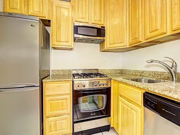 4th image of 300 W 55th St APT 7Y