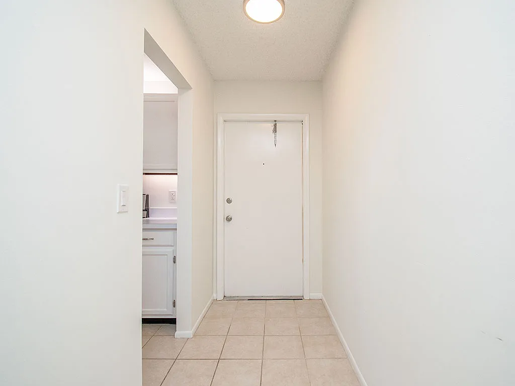 2 bed, 1000 sqft, $1,600 — Photo 3