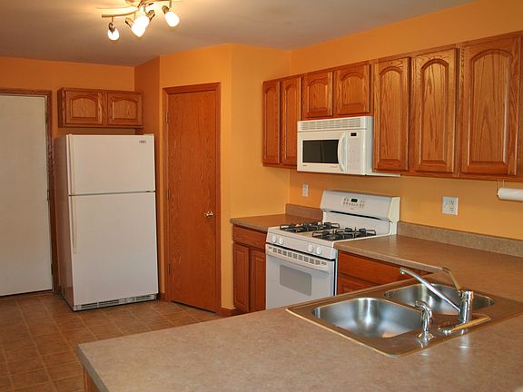 5th image of 717 Blackstone Ct