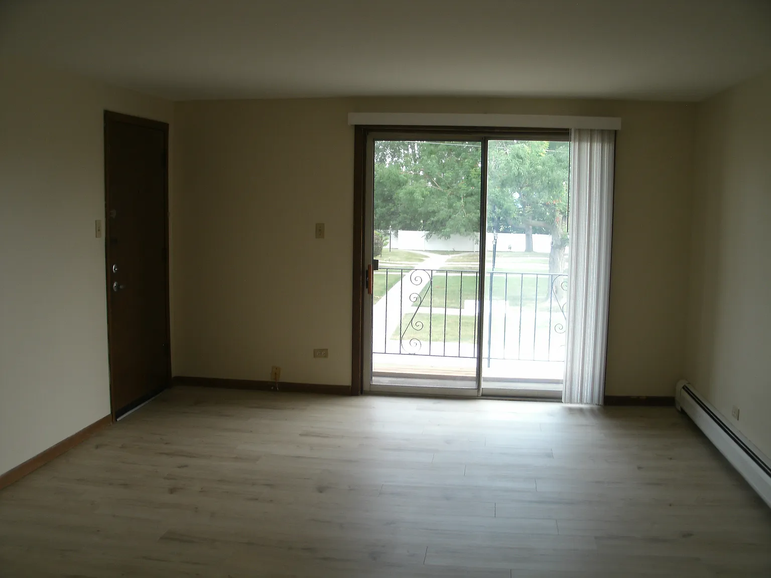3 bed, 1000 sqft, $1,950 — Photo 2