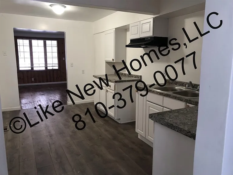 3702 Whitney Ave — Photo 4