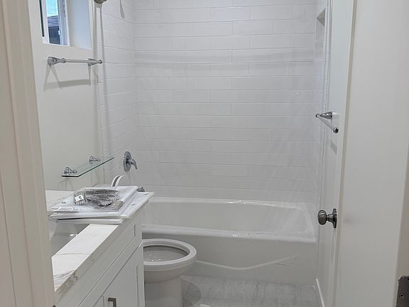 4th image of 1320 S Del Mar Ave #J