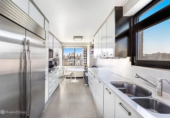 4th image of 40 E 80th St APT 19B
