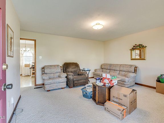 4th image of 157 Lakeview Cir