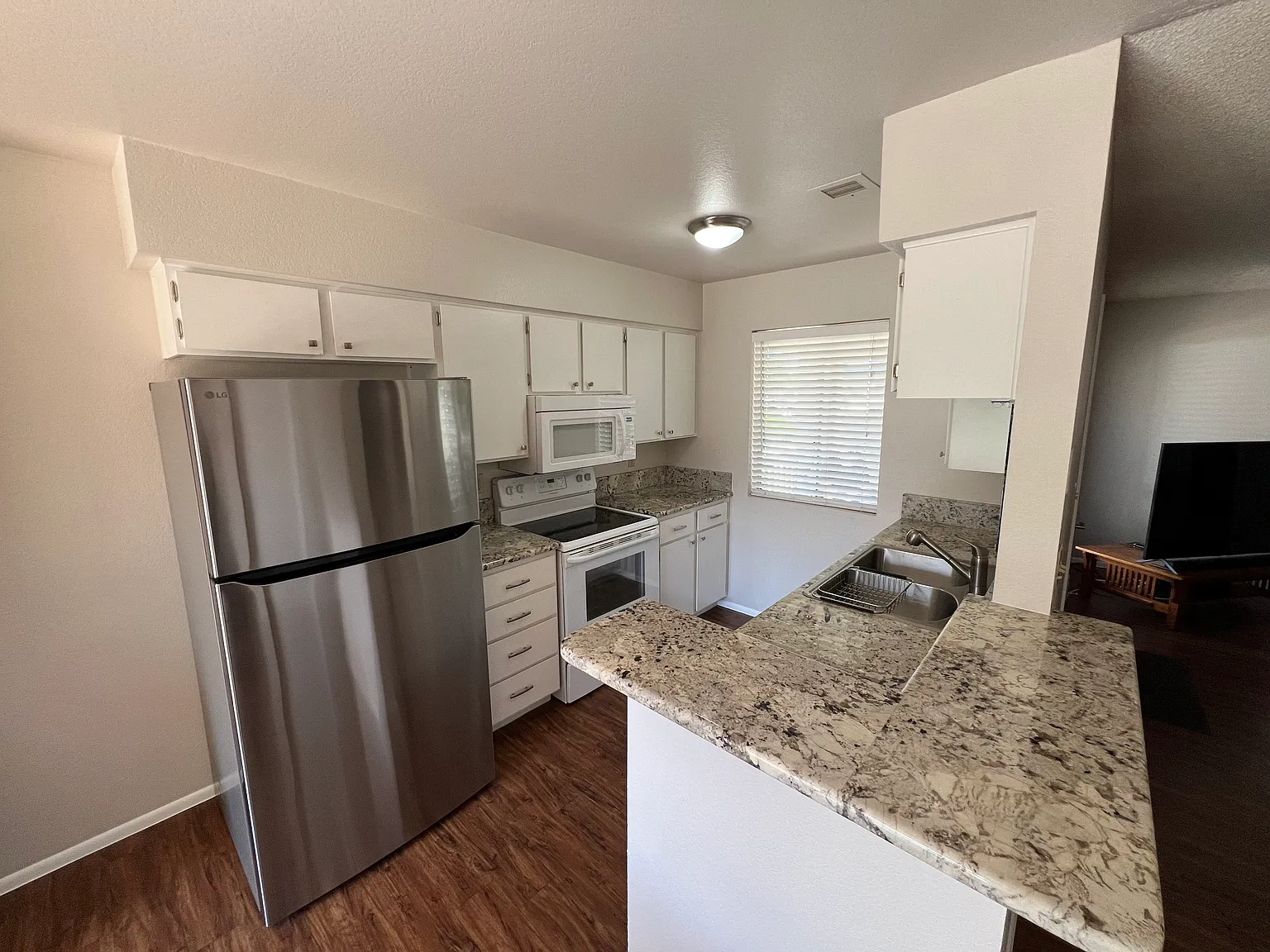 3175 Shoshone Dr — Photo 2