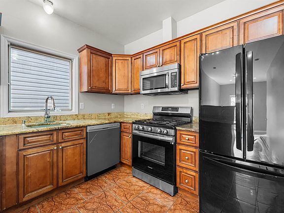 3rd image of 392 Liberty Ave #1