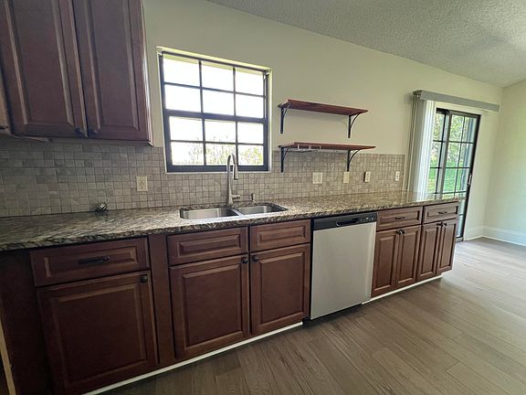 5th image of 720 3rd St SW