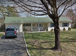 25 Huck Finn Ln, Shoreham, NY 11786