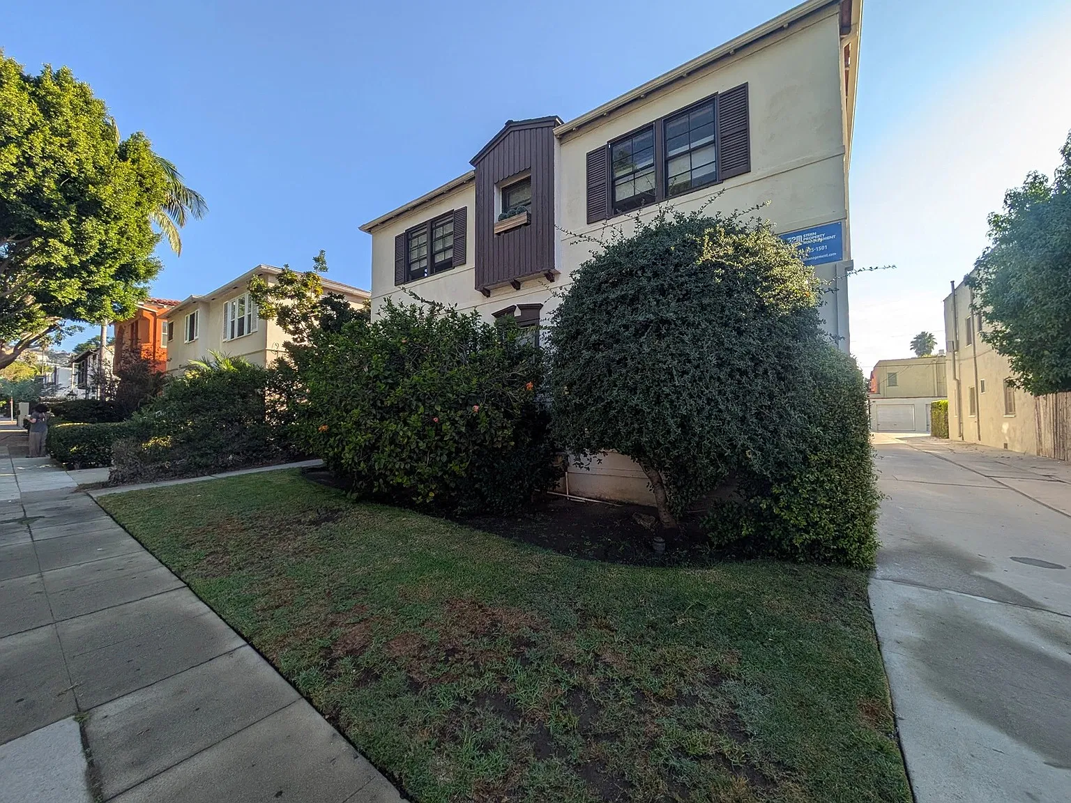 838 N Sweetzer Ave — Photo 2
