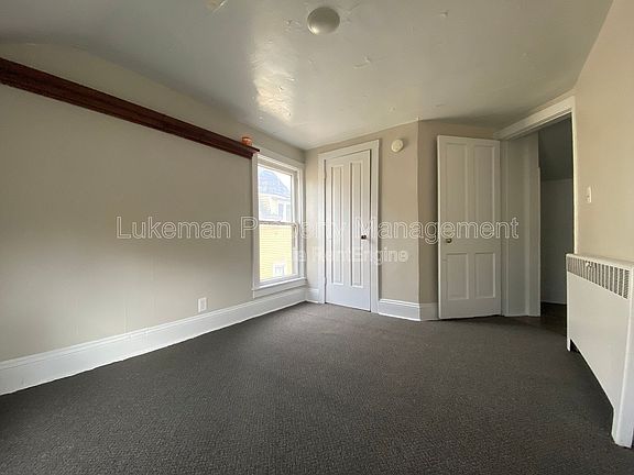 3rd image of 415-417 W Oak St